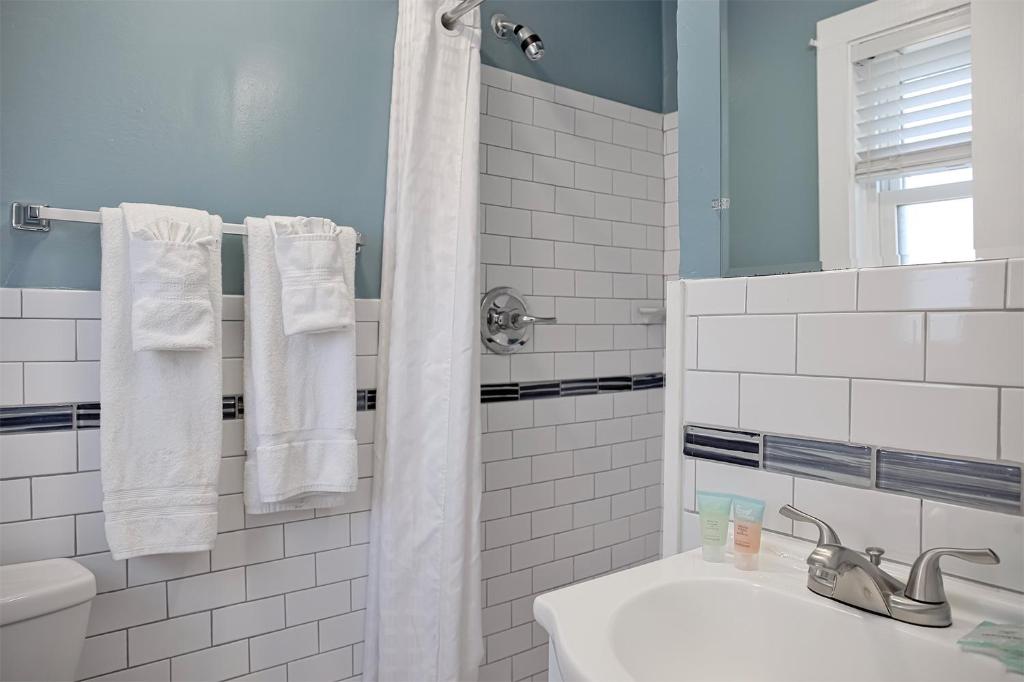 Colonial Inn image 17