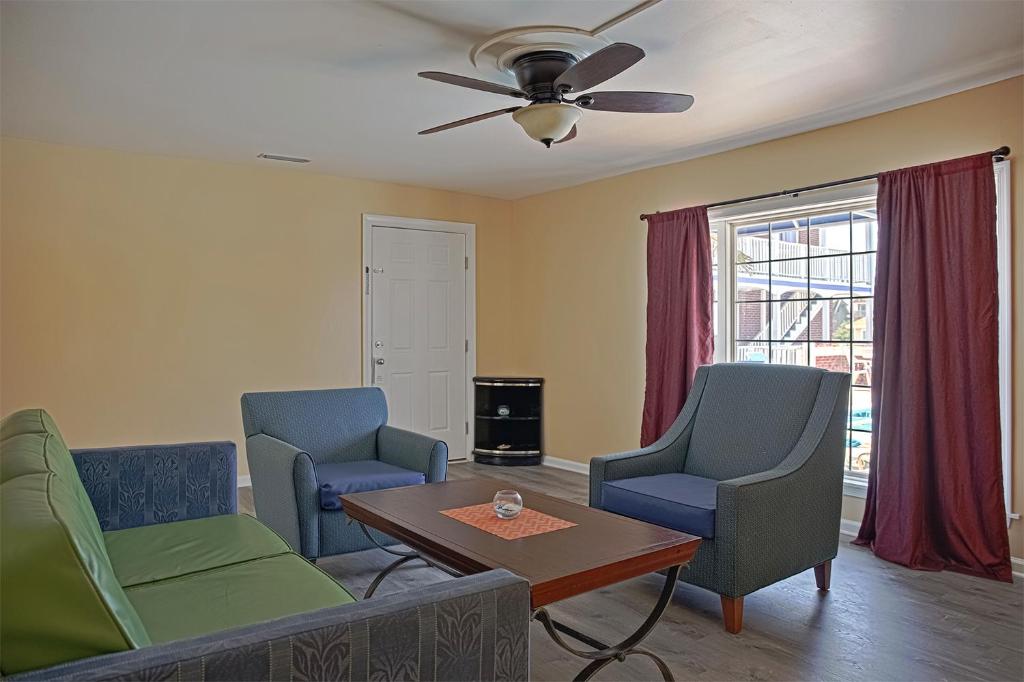 Colonial Inn image 24