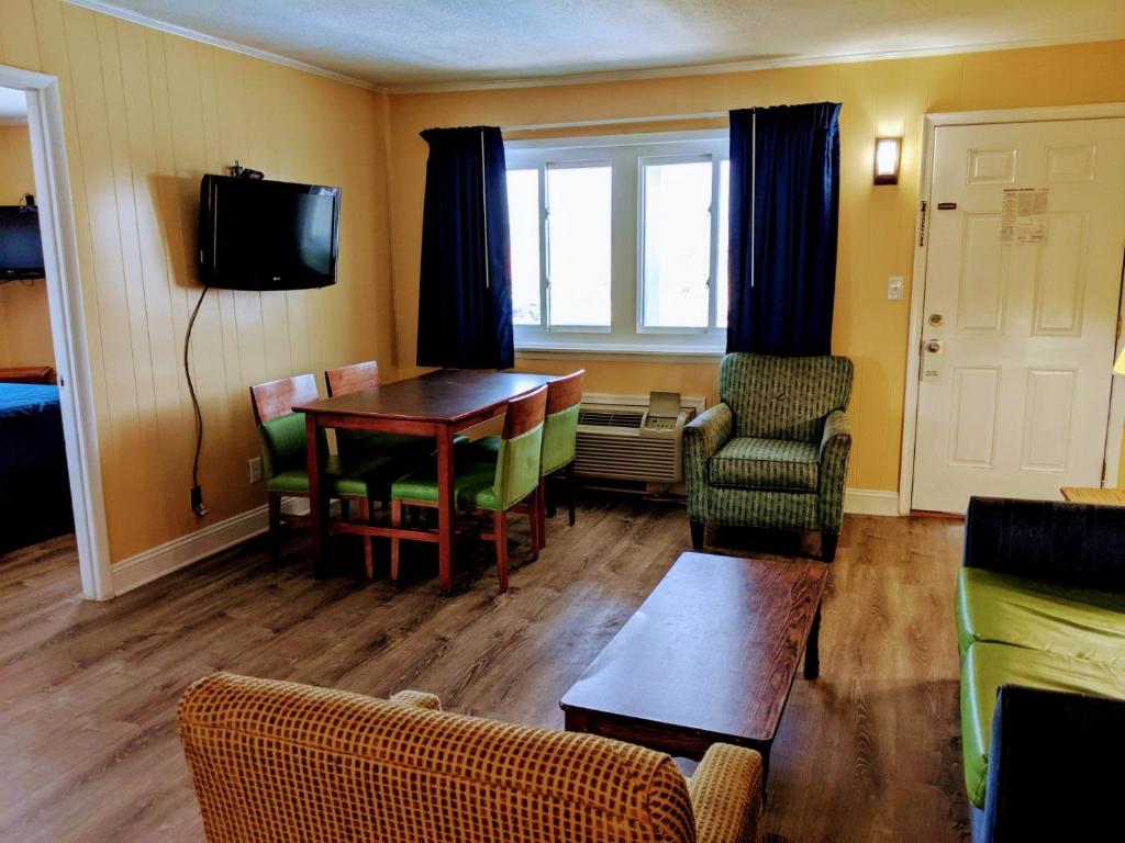 Colonial Inn image 9